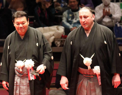 Tochinoshin bows with his master