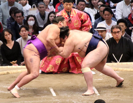 Takerufuji and Gonoyama at the charge