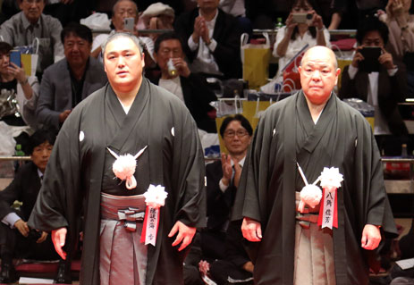 Okinoumi and Hakkaku bow