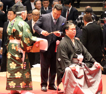 The former Shohozan takes a snip