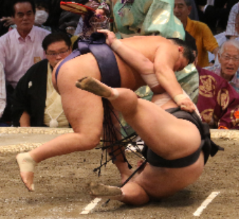 Hoshoryu throws Hakuoho