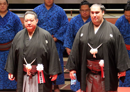 Asakayama and Kaisei bow
