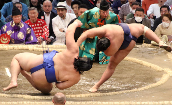 Hoshoryu throws Onosato
