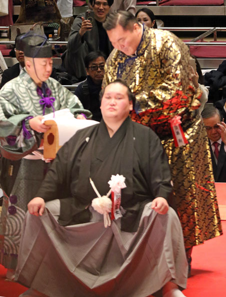 Hakuho takes a snip