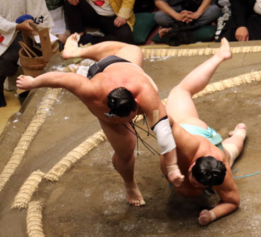 Asanoyama counters with an overarm throw at the September 2023 tournament
