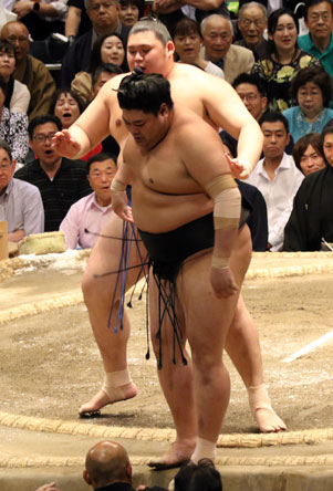 Onosato overpowers Abi