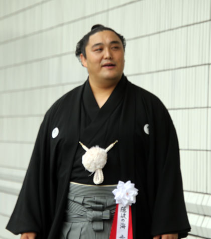 Okinoumi greets guests