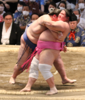 Ichinojo drives out Ura