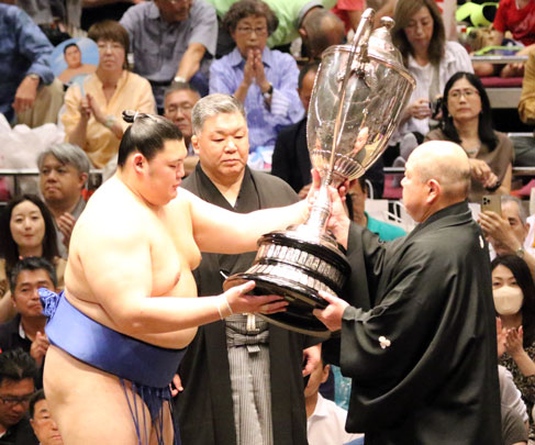 Onosato lifts the Emperor's Cup after winning the May 2024 tournament