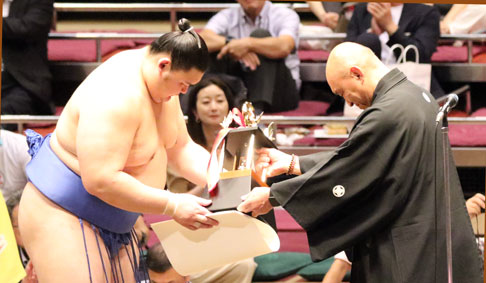 Onosato receives the Outstanding Performance and Technique prizes for the May 2024 tournament