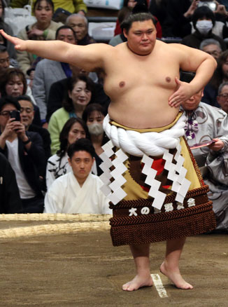 Yokozuna Onosato performs the ring-entering ceremony wearing the white tsuna rope