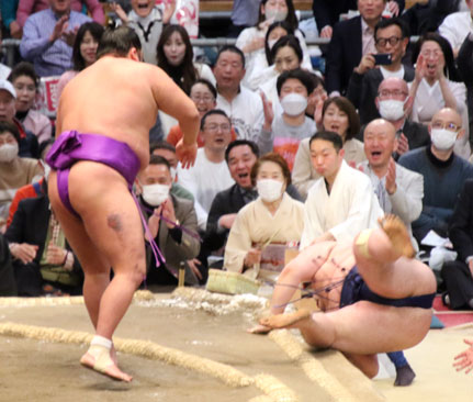 Takerufuji beats Gonoyama on the final day of the March 2024 tournament