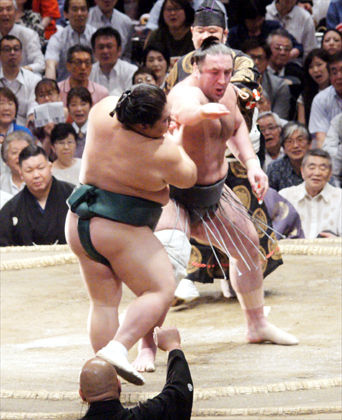 Yobidashi: The Ring Attendants Who Run a Sumo Tournament