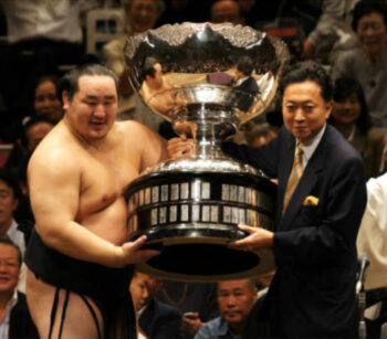 Asashoryu holds the Emperor's Cup