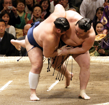 Asashoryu, on the right, grapples with Kotomitsuki