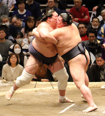 Shodai with a double inside grip, morozashi, at the January 2024 tournament
