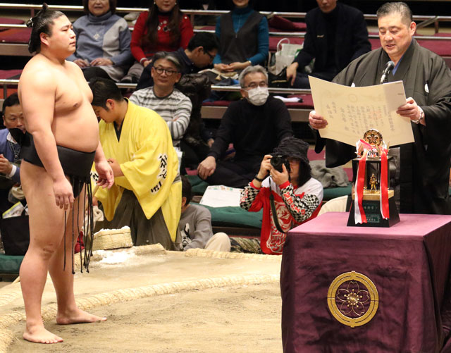 Wakamotoharu receives the Outstanding Performance prize for the January 2024 tournament