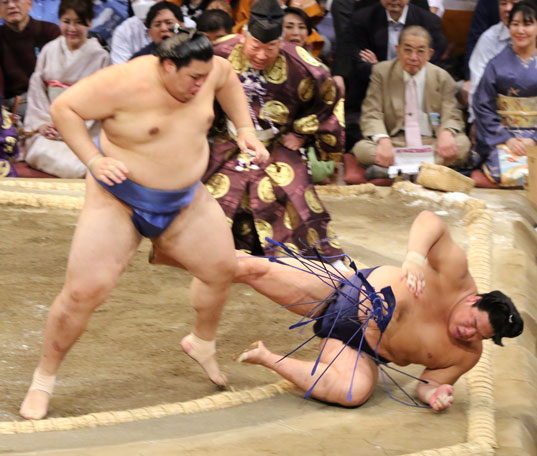 Onosato pushes Hiradoumi down on Day 6 of the 2025 Kyushu basho